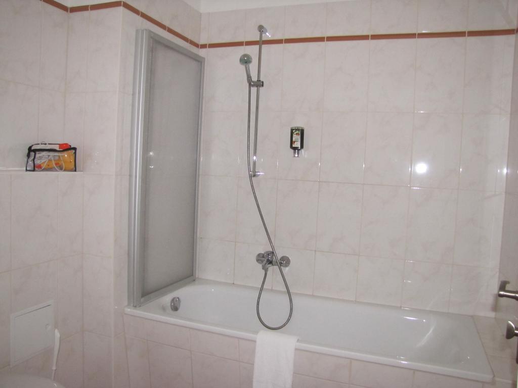 Central Hotel غيرا المظهر الخارجي الصورة
