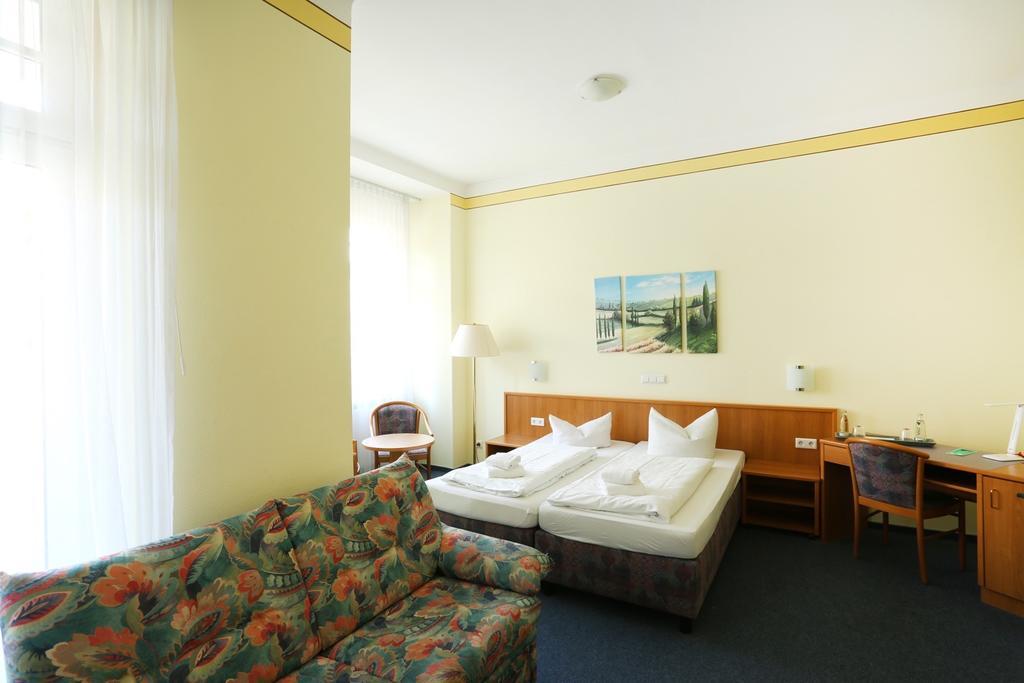 Central Hotel غيرا المظهر الخارجي الصورة